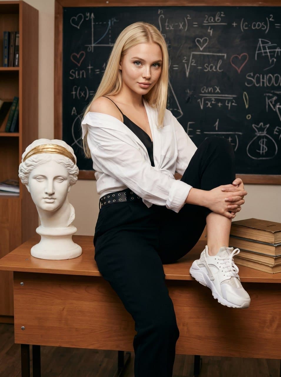 Девушка в классе