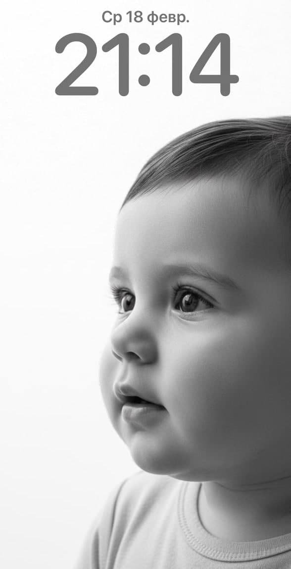 ИИ-фотосессия по фото: чёрно-белый крупный план ребёнка в профиль на белом фоне с пространством сверху под часы экрана смартфона.